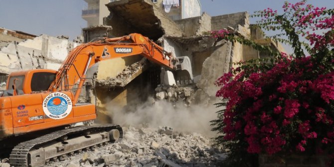 Akdeniz’de metruk binalar yıkılıyor