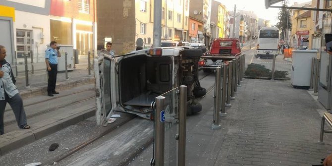 Kontrolden çıkan araç tramvay durağına daldı