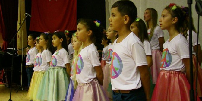 Göçmen çocuklar 3 ay çalıştılar, 10 dilde şarkı söylediler