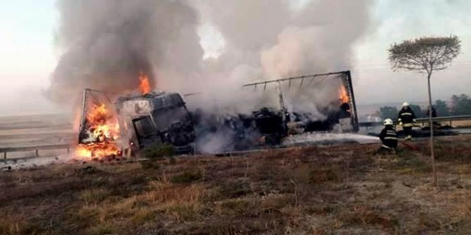 Tekstil malzemesi taşıyan tır alev alev yandı