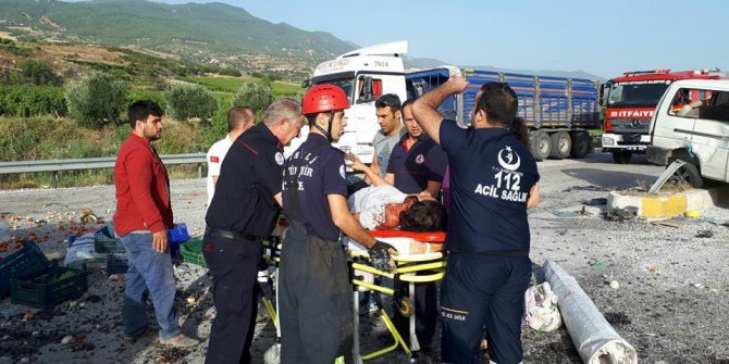 Minibüsler çarpıştı, meyveler yola saçıldı: 3 yaralı