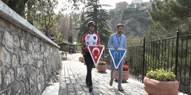 32 kilometrelik yolu bisikletleriyle giderek kutsal toprakları yerlerine ulaştırdılar