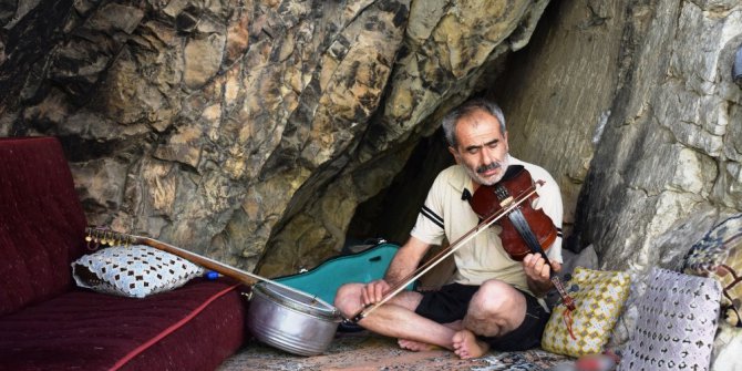 40 yıldır mağarada yaşıyor