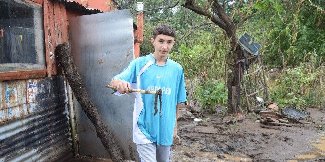 Giresun’un Eynesil İlçesinde Dere Kenarlarındaki Ev Ve İş Yerleri Sele Teslim Oldu