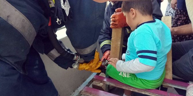 4 yaşındaki Eymen’in ayağı demir kanepeye sıkıştı