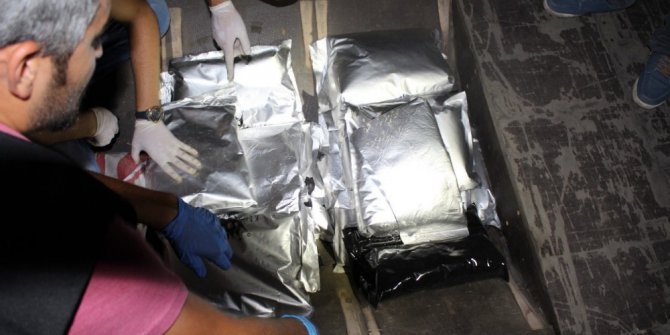 Muhafaza memurları tahta çıkıntıyı fark etti, Max uyuşturucuları buldu