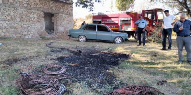 Çaldıkları kabloları yakmak isterken yakalandılar