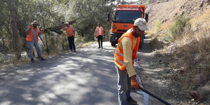 Karayolları Kars-Susuz eski yolunun onarımını yapıyor