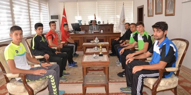 Vali, Boks Şampiyonlarını Kabul Etti