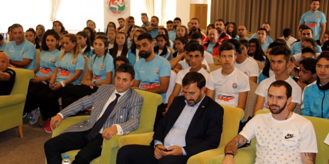 Dünya şampiyonu Milli atlet Guliyev genç sporcularla buluştu