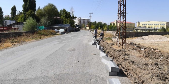 Muş Belediyesinden yol ve kaldırım çalışması