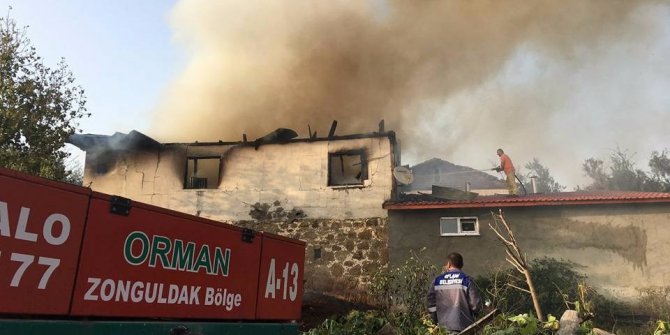 Eflani’de 2 katlı ev yandı