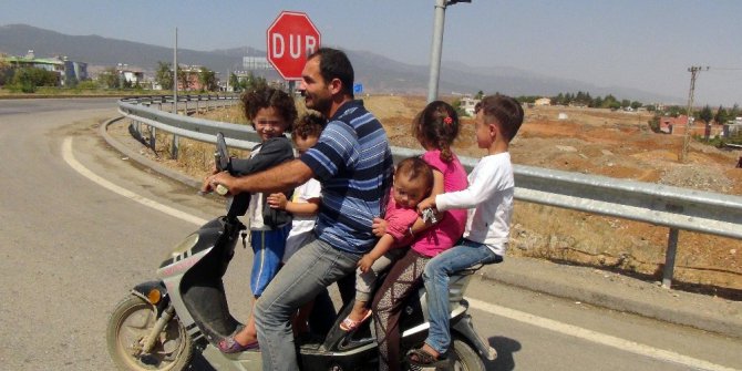 6 kişilik ailenin motosikletle tehlikeli yolculuğu