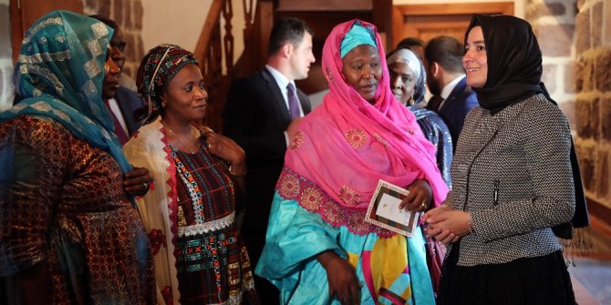 Gambiya Cumhurbaşkanı Yardımcısı ve Kadın İşleri Bakanı Tambajang, Afrika evinde