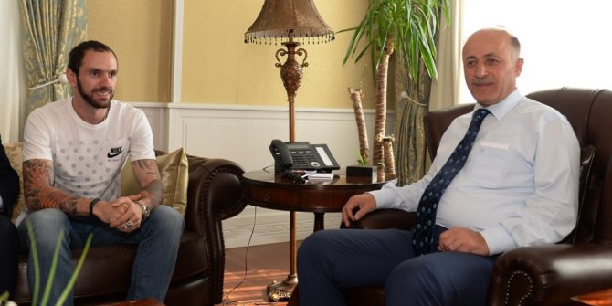 Milli Atlet Guliyev, Vali Azizoğlu’nu makamında ziyaret etti