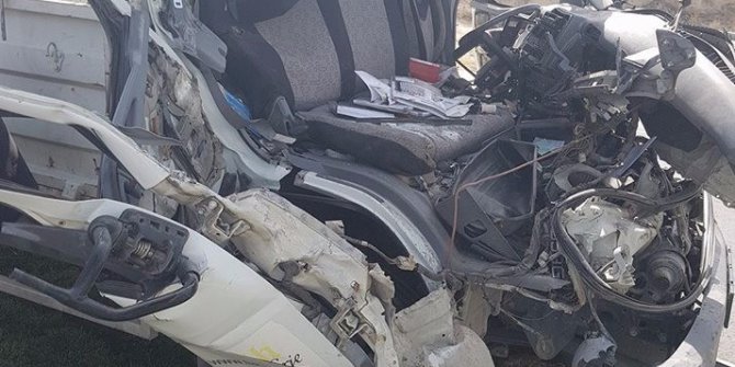 Tıra çarpan kamyonet sürücüsü ağır yaralandı