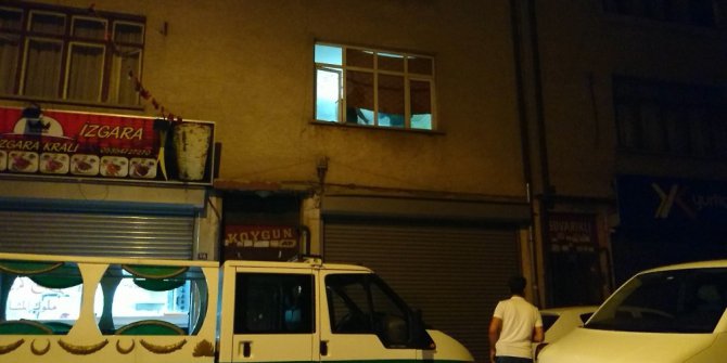 Eşi ve eve gelen misafirini bıçaklayarak öldürdü