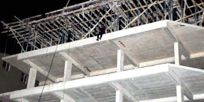 İntihar girişiminde bulunan genci polis engelledi