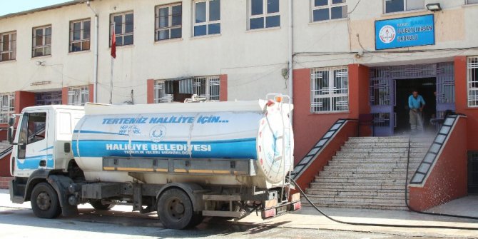 Haliliye’de okul bahçeleri temizleniyor