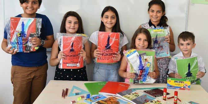 İzmir Büyükşehir Belediyesi’nden 50 bin öğrenciye okul hediyesi