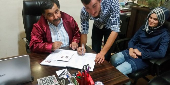 Muhtarlar, nikahı cübbe giyip kıyıyor