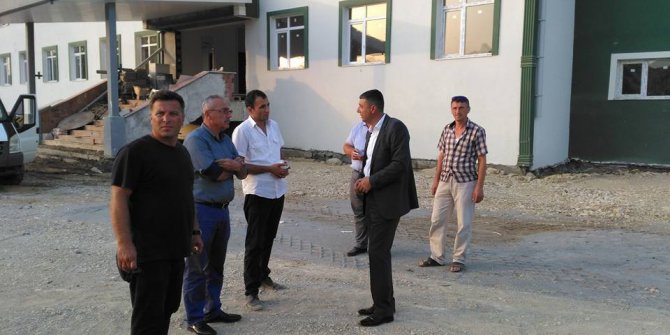 Kaymakam Öztürk, okul inşaatında incelemelerde