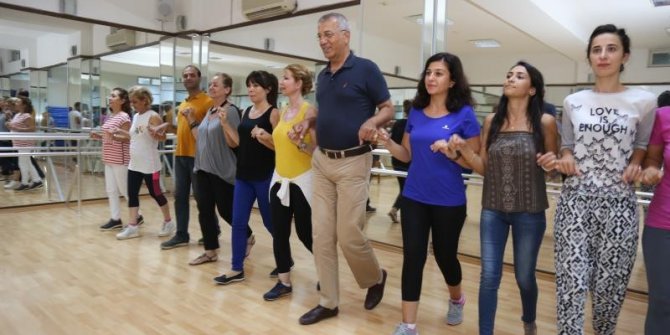 Başkan Tarhan, halk oyunu öğreniyor