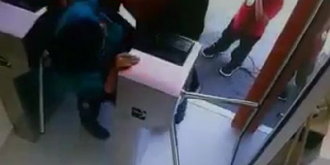 Kadın tuvalet görevlisini 1 lira için tekme tokat dövdüler