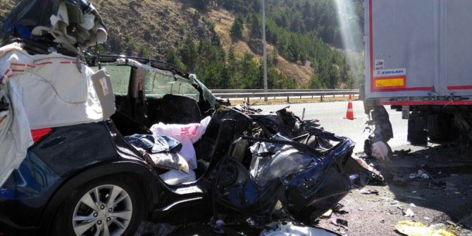 Ankara-İstanbul karayolunda otomobil tıra çarptı: 5 ölü