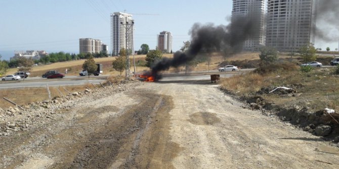 Seyir halindeki otomobil alev alev yandı