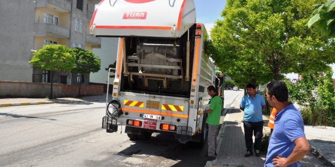Temizlik ekipleri sokakları vatandaşlar ile temizliyor