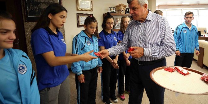 Başkan Karaosmanoğlu Kağıtspor’lu sporcuları makamında ağırladı