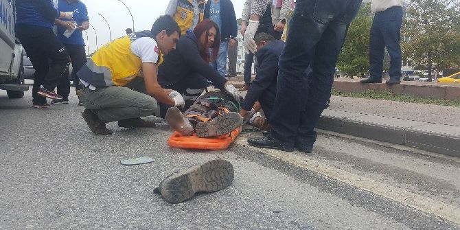 Karşıdan Karşıya Geçmeye Çalışırken Otomobil Çarptı