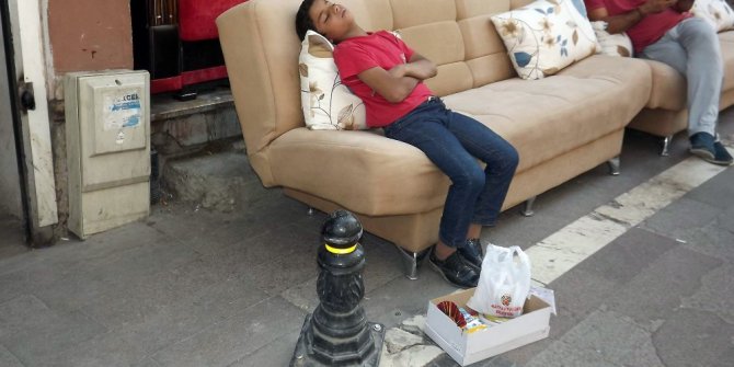 Hayatın yorgunluğuna dayanamayıp uyuyakaldı