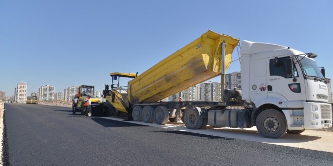 Büyükşehir Belediyesi, yolları asfaltlamaya devam ediyor