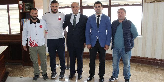 Şampiyon Sporcudan Rektör Polat’a Ziyaret