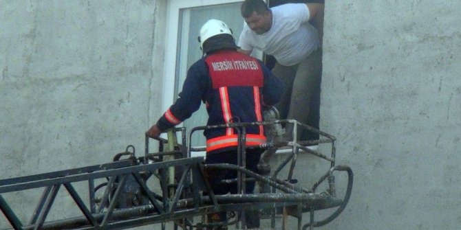 Apartmanın zemin katındaki yangın korkuttu