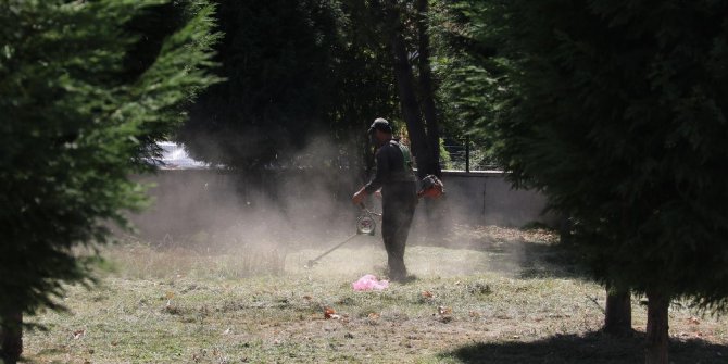 Okul bahçeleri temizleniyor