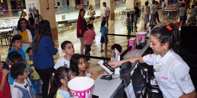 Manavgat’ta yoksul öğrencilerin sinema keyfi