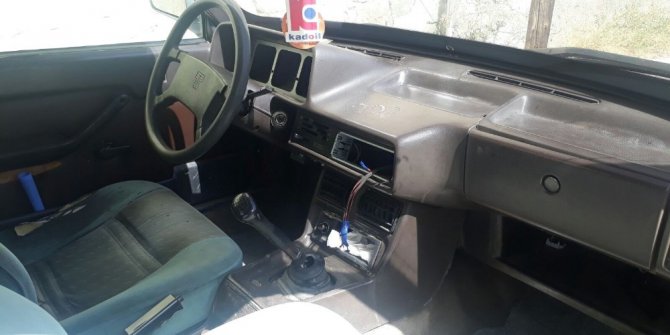 Park halindeki otomobilin teybini çaldılar