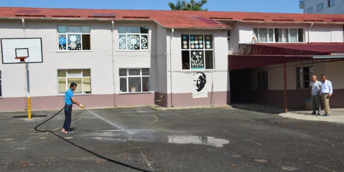 Okul bahçeleri yeni eğitim öğretim yılı öncesi temizleniyor