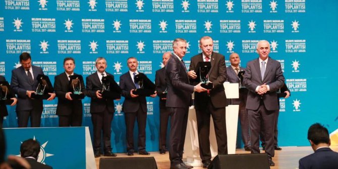 Elazığ Belediyesi’nin ödülünü Cumhurbaşkanı Erdoğan verdi