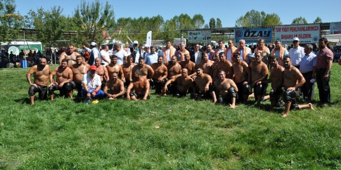 Simav’da geleneksel yağlı güreş turnuvası
