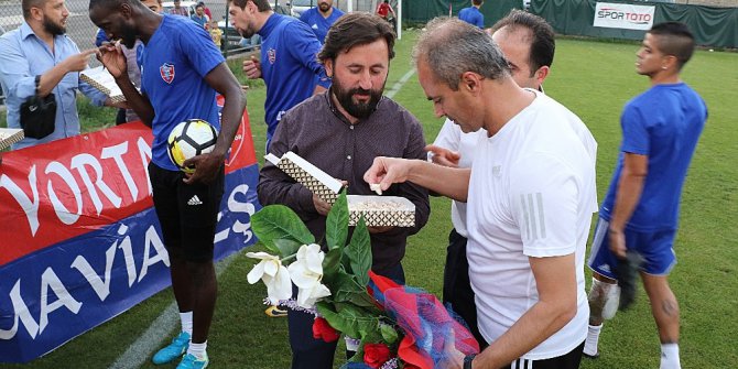 Taraftarlardan futbolculara cevizli helva dopingi