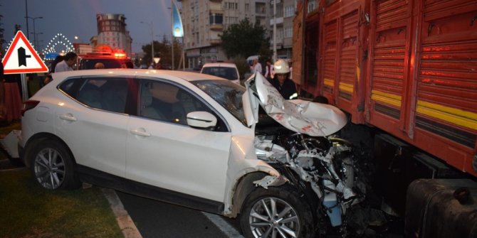 Kamyon karşı şeride girdi, 3 aracı biçti: 2 yaralı