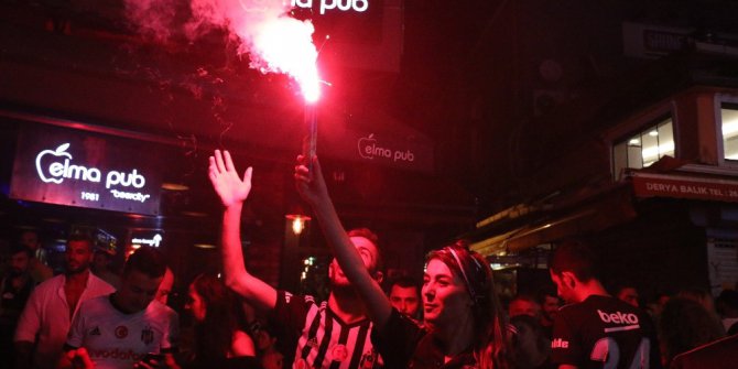 Beşiktaş taraftarı galibiyeti Çarşı’da kutladı
