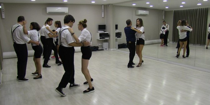 Engelleri dansla aşıyorlar