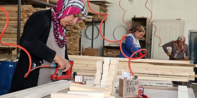 Ahşap kapı yapan kadınlar erkeklere taş çıkartıyor