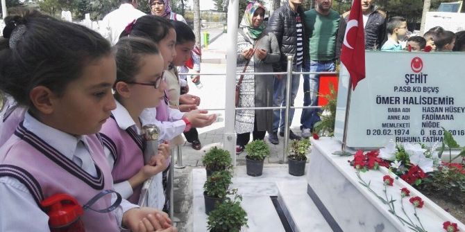 Şehit Ömer Halisdemir’in Mezarlığını Ziyaret Eden Öğrenciler Gözyaşlarını Tutamadı