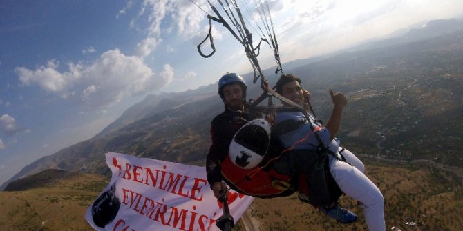 Çılgın aşık sevdiği kıza paraşütle atladıktan sonra evlenme teklif etti